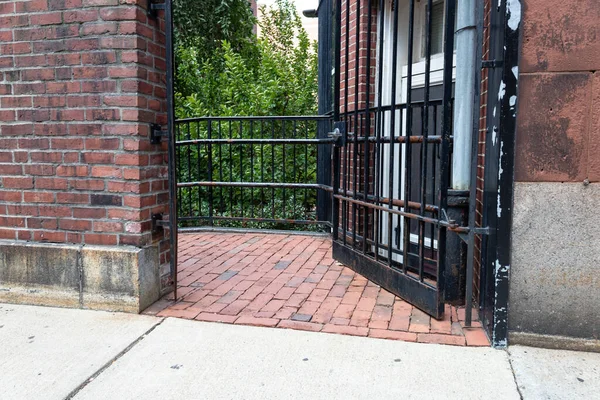 Passagem Tijolo Entre Edifícios Com Porta Portão Parcialmente Aberta Aspecto — Fotografia de Stock