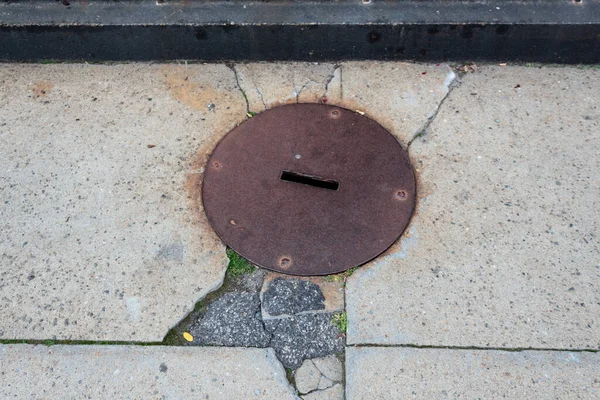 Old Rusty Manhole Cover Concrete Asphalt Sidewalk Copy Space Horizontal — Stock Photo, Image