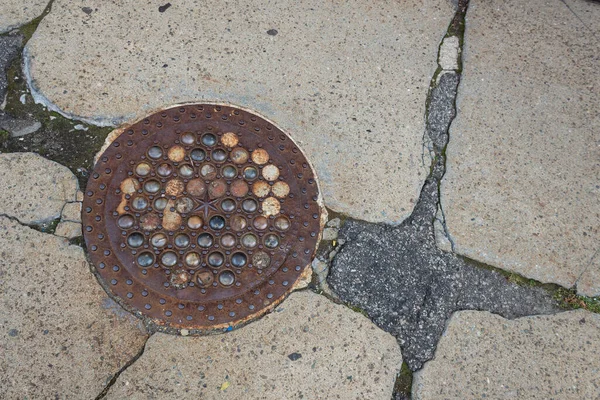 Crumbling Beton Aszfalt Járda Régi Üveg Öntöttvas Aknafedél Horizontális Szempont — Stock Fotó