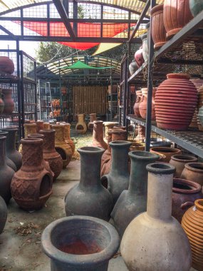 Meksika çömlek ve şempanzelerinin metal raflarıyla açık hava pazarı, dikey görünüm