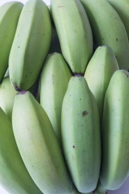 Yeşil bebek muzlarının arka plan dokusu birbirine karışmış, dikey görünüm