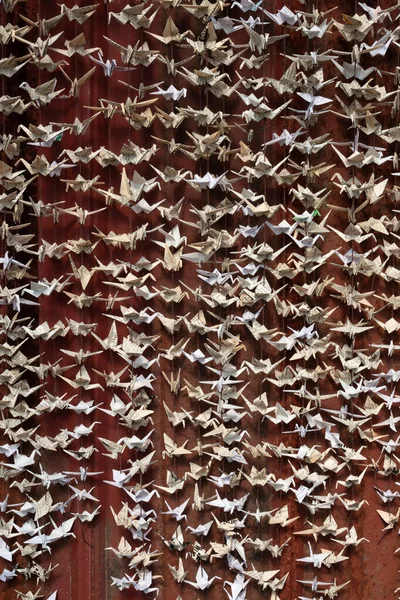 Schließen Sie Ansicht Von 1000 Origami Gefalteten Papierkrane Skulptur Vor — Stockfoto