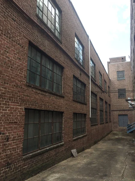 Dead End Alleyway Brick Industrial Buildings Vertical Aspect — Stock Photo, Image