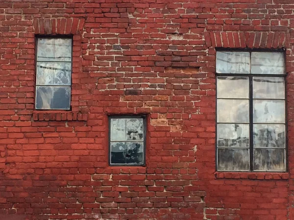 Muro Ladrillo Muy Antiguo Necesidad Apuntar Reparación Con Tres Ventanas — Foto de Stock