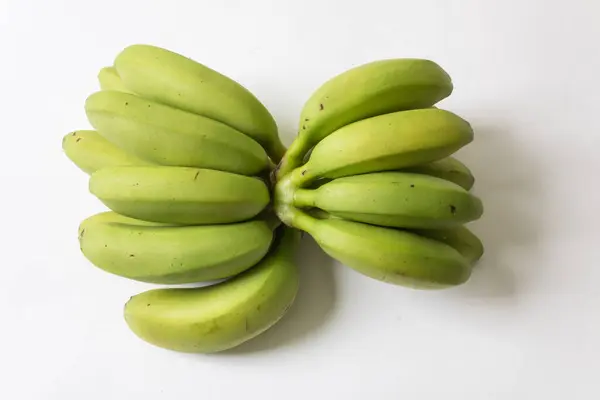 Grumos Grandes Pequenos Bananas Verdes Amarelas Isolados Aspecto Branco Horizontal — Fotografia de Stock