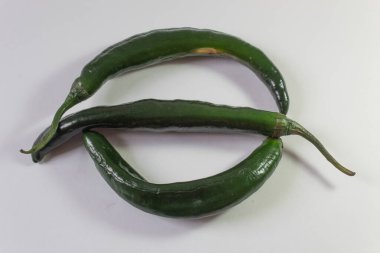 Üç biber biberi ekoloji sembolü oluşturuyor, beyaz, yatay açıdan izole edilmiş.