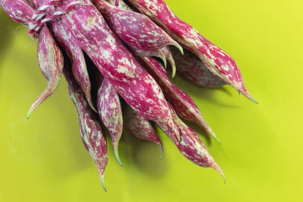 Fondo Verde Amarillo Vivo Con Vainas Frijol Octubre Moteadas Rojas — Foto de Stock