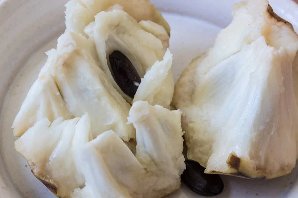 Büyük siyah tohumlu kırık Cherimoya meyveleri, yakın görüş, yatay görünüm