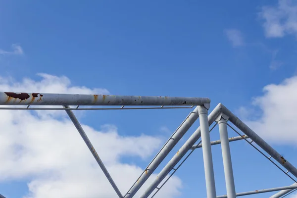 Fundo Abstrato Tubos Aéreos Contra Céu Azul Com Nuvens Aspecto — Fotografia de Stock