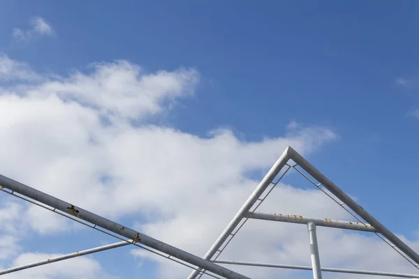 Hintergrund Von Rohren Geometrischen Formen Vor Blauem Himmel Mit Wolken — Stockfoto