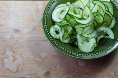 Sarmal kesimli, salatalıklı yeşil seramik kasenin yakın görüntüsü, kopyalama alanı, yatay görünüm