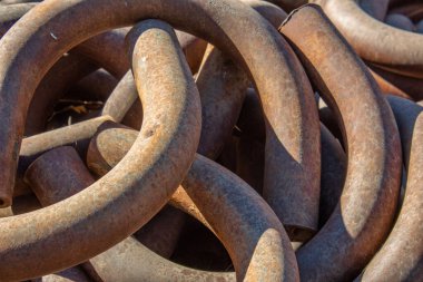 Kavisli, paslı metal boruların arka planı, yatay görünüm