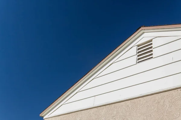 Vista Generica Casa Bordo Laterale Tetto Stucco Vinile Con Ventilazione — Foto Stock