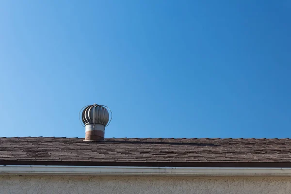 Över Tak Och Gammaldags Snurrande Vind Ventilator Isolerad Mot Blå — Stockfoto