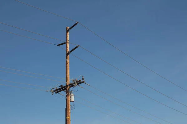 Linee Elettriche Alta Tensione Palo Contro Cielo Blu Profondo Spazio — Foto Stock