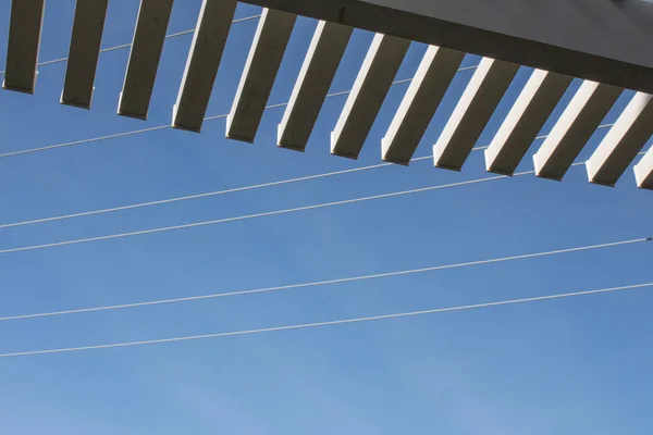 Schräger Blick Nach Oben Durch Lamellen Einer Pergola Auf Blauen — Stockfoto