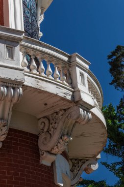 Kıvrımlı dış ahşap balkon, özenle hazırlanmış korbonlar, dikey görünüm