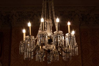 Süslü kristal avize merkezli, yatay görünüm