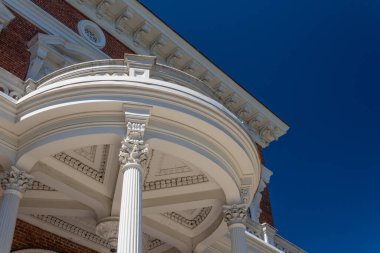 Corinthian sütunları ile yuvarlak dış portico ve ayrıntılı ayrıntılar, mavi gökyüzü, yatay görünüm