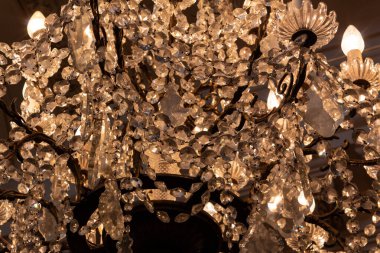 Antik kristal avizenin yatay görünümünü kapat