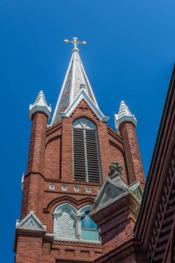 Çan kulesine mavi gökyüzüne karşı çapraz bir bakış açısı Gotik Uyanış, dikey görünüm