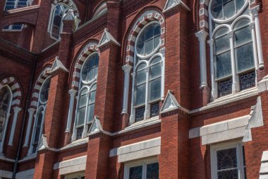 Kırmızı tuğlalı Gotik Diriliş Kilisesi 'nin dış mimarisi kemerli pencereli, yatay görünümlü.