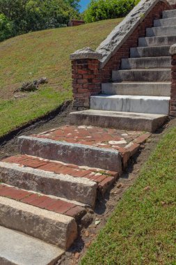 Karışık bulunan malzemeler, taş, mermer, beton ve tuğla merdivenleri, dikey görünüm