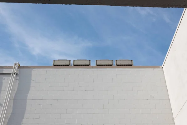 Ansicht Von Vier Kühlaggregaten Auf Einem Weißen Blockhaus Vor Blauem — Stockfoto