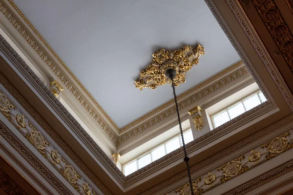 Soffitto Illuminato Vetrate Rivelare Elaborate Cornici Fregii Abbondante Foglia Oro — Foto Stock