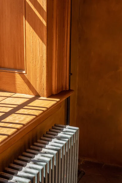 Helles Licht Aus Einem Fenster Strömt Über Eine Warme Holzfensterbank — Stockfoto