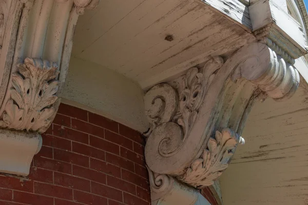 Detail Van Uitgebreide Kroonlijsten Onder Een Gebogen Balkon Bakstenen Muur — Stockfoto