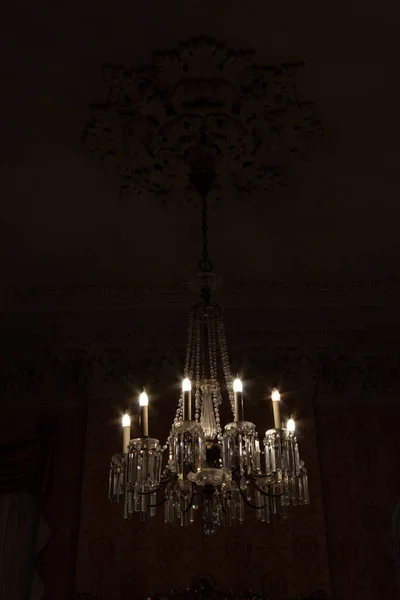 Ozdobny Kryształowy Żyrandol Ciemnym Pomieszczeniu Wyśrodkowany Pionowy — Zdjęcie stockowe
