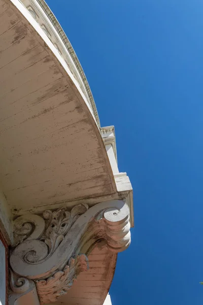 Exterieur Architectuur Gebogen Balkon Met Gebeeldhouwde Corbel Blauwe Hemel Kopieerruimte — Stockfoto