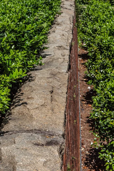 Высокий Красный Кирпич Удержания Стены Деревенской Каменной Крышкой Вертикальный Аспект — стоковое фото