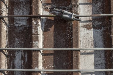 Metal kayışların eski beton silonun etrafını çok yakından görüyor, yatay açıdan.