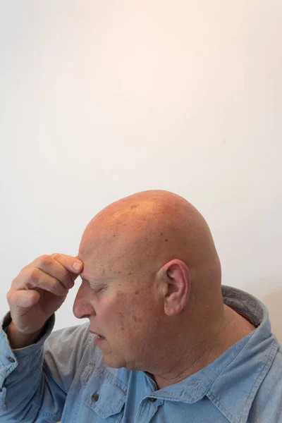 脱毛症 化学療法 垂直面に隔離されたプロファイルの手の高齢者の頭 — ストック写真