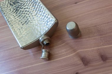 Ahşap arka planda açık metal matara, alkol bağımlılığı konsepti, fotokopi alanı, yatay görünüm