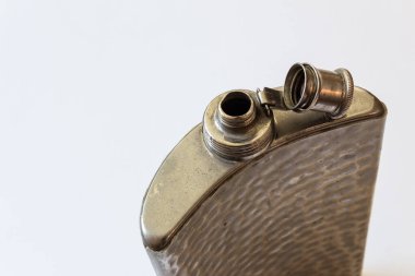 Açık eski metal matara, beyaza izole edilmiş, alkolizm bağımlılığı, fotokopi alanı, yatay görünüm.