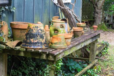 Açık slat masa üzerinde terra cotta kapları koleksiyonu, yatay görünüm