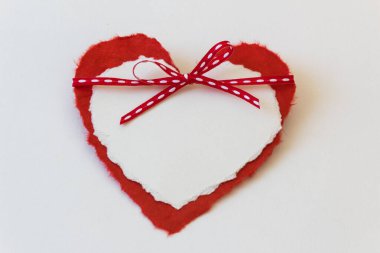 Kırmızı ve beyaz kalpler kurdele, sevgililer günü aşkı, kopyalama alanı, beyaz ve yatay açıdan izole.