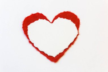 Yırtık beyaz kağıt bir kalbin üzerine katmanlanmış, beyaz, sevgililer günü kartı, aşk, kopyalanmış boşluk, yatay çerçeve