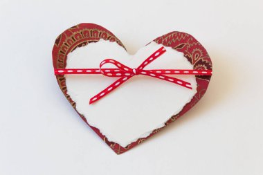 İnce kırmızı kurdeleli iki kağıt kalp, sevgililer günü aşkı, beyaza izole edilmiş, kopyalama alanı, yatay görünüm