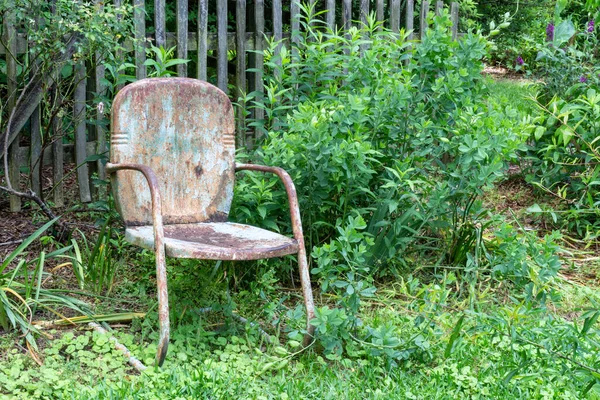 Leerer Alter Verwitterter Stuhl Gegen Lattenzaun Und Grün Alterndes Sterbe — Stockfoto