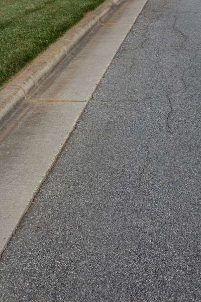 Asphalt Residential Street Formed Concrete Curb Green Grass Vertical Aspect — Stock Photo, Image