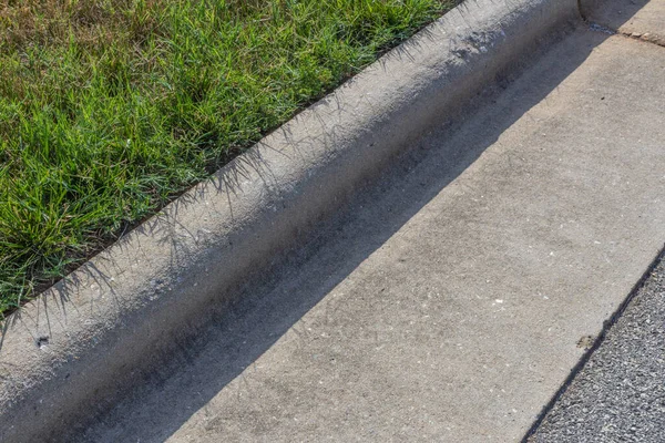 Oluşturulmuş Beton Kaldırım Yeşil Çimen Asfaltın Yakın Görüntüsü Yatay Görünüm — Stok fotoğraf