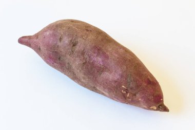 Mor goguma Kore tatlı patatesi, beyaz, yatay görünümde izole edilmiş.