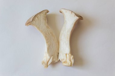 Pleurotus eryngii King Trumpet Mantarı 'nın yakından görüntüsü iç dokuyu, besin bileşenini, beyaz ve yatay açıdan izole eder.