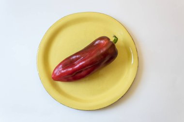 Olgun kırmızı Capsicum yıllık Küba biberi, Küba biberi, İtalyan kızartma biberi, yemek malzemesi, beyaz, yatay görünümde izole edilmiş.