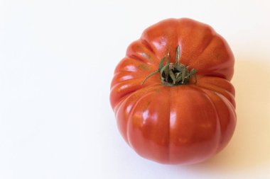 Olgun kırmızı organik bir domatesin yan görünüşü, beyaza izole edilmiş, kopyalama alanı, yatay görünüm