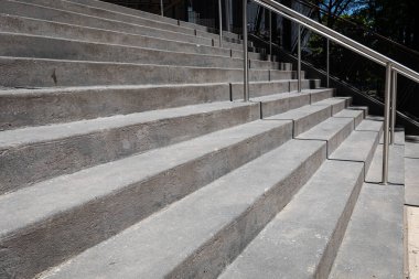 Beton merdivenler boyunca alçak görüş, geniş açık şehir merdiveni paslanmaz çelik parmaklıklar, yatay görünüm